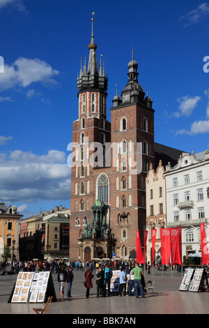 Polonia Cracovia Piazza Principale del Mercato di Santa Maria la Chiesa Foto Stock