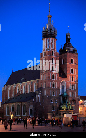 Polonia Cracovia piazza principale del mercato St Mary s chiesa Foto Stock