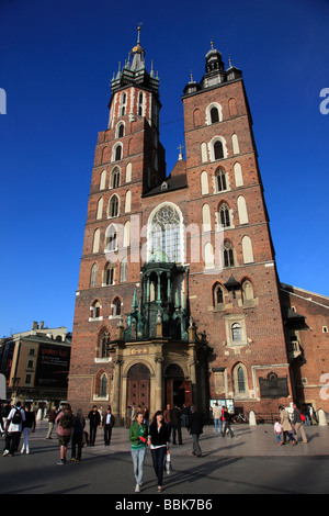 Polonia Cracovia piazza principale del mercato St Mary s chiesa Foto Stock