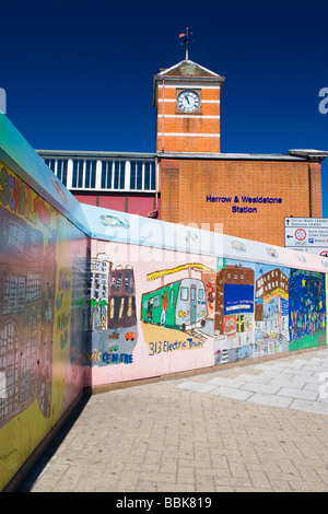 Metroland , Harrow & Wealdstone Bakerloo Line Stazione della Metropolitana , con dipinti murali dipinti murali o della vita locale e treni Foto Stock