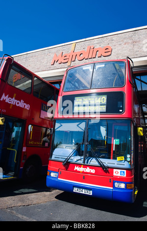 Metroline Harrow Middlesex Harrow Weald deposito autobus capolinea n. 140 red double decker destinazione Heathrow Airport blue sky sole riflessioni Foto Stock