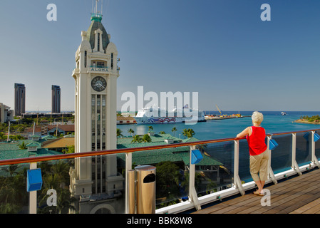 Aloha Tower e Honolulu Harbour come visto dalla nave da crociera nel Porto di Honolulu Honolulu Oahu Hawai USA Foto Stock