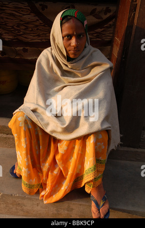 Donna nepalese seduto davanti a casa sua a Kathmandu in Nepal Foto Stock