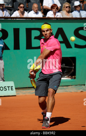 Giocatore spagnolo Rafael Nadal gioca il rovescio tornare al Roland Garros Foto Stock