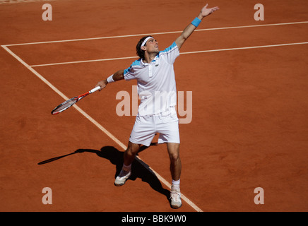 Lettore francese Jeremy Chardy svolge un servizio e tooses la palla in aria a Roland Garros Foto Stock