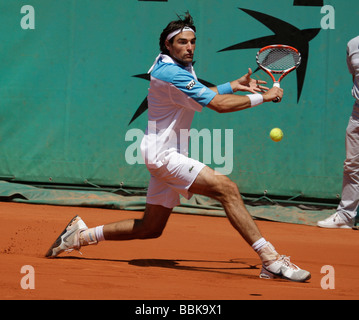 Giocatore di Tennis Jeremy Chardy (FRA) gioca il rovescio tornare al Roland Garros Foto Stock