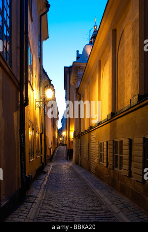 Vista serale di Prästgatan (sacerdote Street), in Gama stan, la città vecchia nel centro di Stoccolma, Svezia Foto Stock