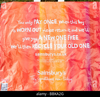 Un supermercato Sainsburys riciclato, riutilizzabile di plastica borsa di trasporto - un sacchetto per la vita. Regno Unito. Foto Stock