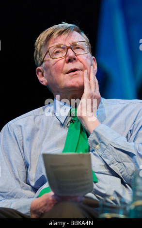 Alan Bennett diarist drammaturgo autore scrittore attore raffigurato all'Guardian Hay Festival 2009 Hay on Wye Wales UK Foto Stock