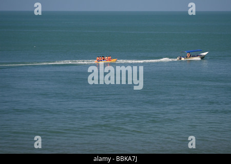 Un gruppo di visitatori godendo lo sport nautici a Port Dickson beach. Foto Stock