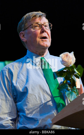 Alan Bennett diarist drammaturgo autore scrittore attore raffigurato all'Guardian Hay Festival 2009 Hay on Wye Wales UK Foto Stock