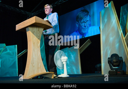 Alan Bennett diarist drammaturgo autore scrittore attore raffigurato all'Guardian Hay Festival 2009 Hay on Wye Wales UK Foto Stock