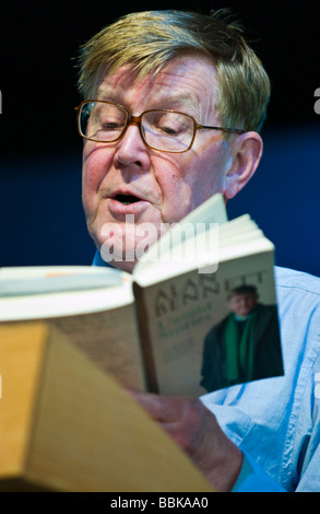 Alan Bennett diarist drammaturgo autore scrittore attore raffigurato all'Guardian Hay Festival 2009 Hay on Wye Wales UK Foto Stock