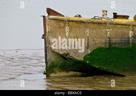 Lo scafo di un vecchio cemento barge spiaggiata sull'Essex foreshore del Tamigi Foto Stock