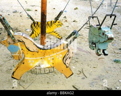 Vecchio animale Merry Go Round di un parco giochi per bambini in Vietnam Foto Stock