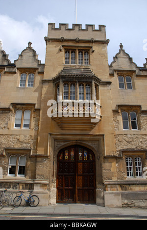 Facciata e ingresso principale di Oriel College, Università di Oxford, Oxford, Oxofordshire, Inghilterra Foto Stock