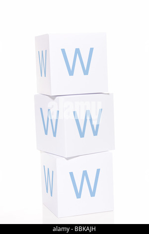 Piramide di tre bianchi lettera blocca l'ortografia WWW su sfondo bianco Foto Stock