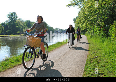 I ciclisti sul Fiume Tamigi alzaia, Oxford, Oxfordshire, England, Regno Unito Foto Stock