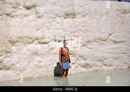 Bagno nelle piscine di travertino, Pamukkale, provincia di Denizli, Repubblica di Türkiye Foto Stock