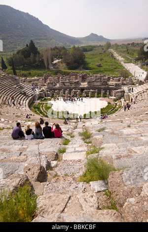 Turisti che si siedono nell'anfiteatro in Efeso Turchia Foto Stock