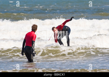 Persone di imparare a fare surf su una spiaggia in Scozia Foto Stock