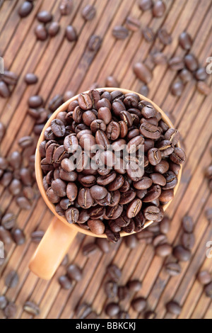 I chicchi di caffè e mug Foto Stock