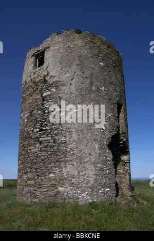 Vecchio mulino a vento abbandonato edificio sulle rive del Strangford Lough contea di Down Irlanda del Nord Regno Unito Foto Stock