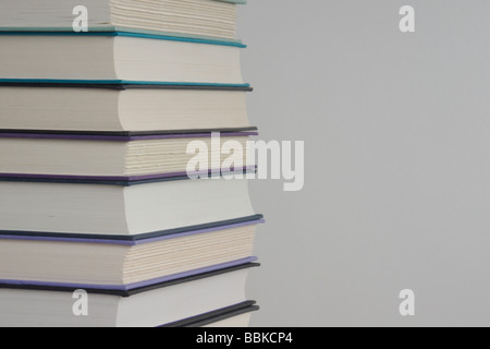 Una pila di libri rigida Foto Stock