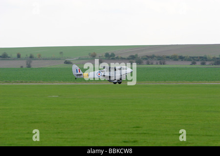 1930s vintage aereo De Havilland Dragon rapide tenendo fuori da un campo di aviazione in Inghilterra Foto Stock