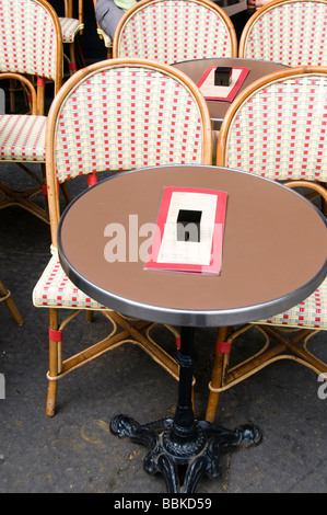 Generico tipico outdoor cafe impostazione parigi francia con tavoli e sedie sul marciapiede Foto Stock