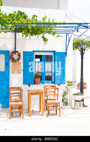 Outdoor Cafe impostazione con tipico greco mobili sedie e architettura generica nelle isole greche villaggio di lefkes paros Foto Stock