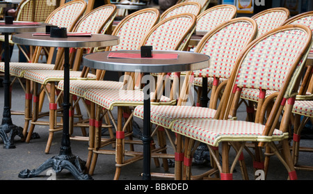 Generico tipico outdoor cafe impostazione parigi francia con tavoli e sedie sul marciapiede Foto Stock