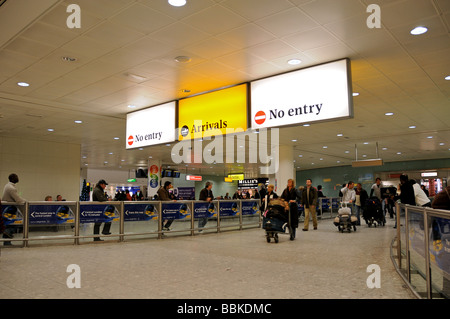 Gli arrivi al Terminal 3, l'aeroporto di Heathrow a Londra, Inghilterra Foto Stock