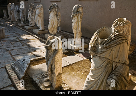 Un display di headless statue nel museo courtyard all'Antica Corinto Peloponneso Grecia Foto Stock