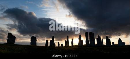 Callanish standing stones, isola di Lewis, tempestoso tramonto panoramico silhouette Foto Stock