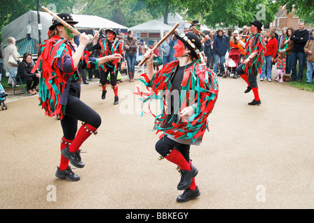 Femmina ballerini Morris eseguendo in Winchester, Hampshire, Inghilterra, Regno Unito Foto Stock