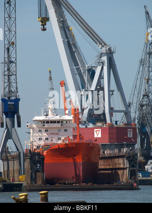 Nave in bacino di carenaggio per la manutenzione al di sotto della linea di galleggiamento Rotterdam area portuale Zuid Holland Olanda Foto Stock