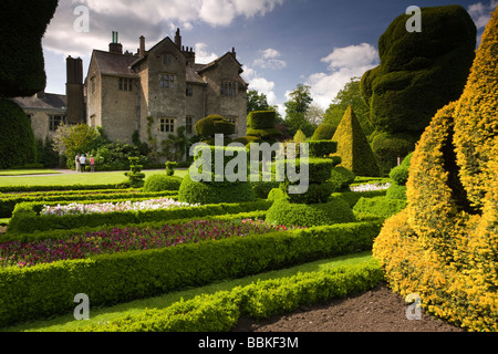 Il manor house a Levens Hall, un famoso giardino topiaria da nel Lake District inglese Foto Stock