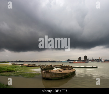 Vecchio cemento chiatte spiaggiata sull'Essex foreshore del Tamigi Foto Stock