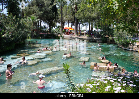 Le sacre piscine di Apollo, Hierapolis, provincia di Denizli, Repubblica di Türkiye Foto Stock