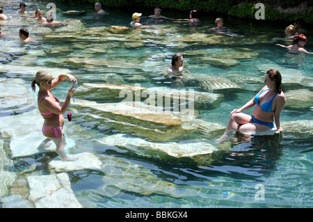 Le sacre piscine di Apollo, Hierapolis, provincia di Denizli, Repubblica di Türkiye Foto Stock