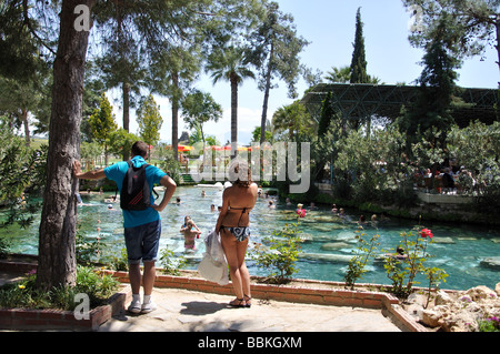 Le sacre piscine di Apollo, Hierapolis, provincia di Denizli, Repubblica di Türkiye Foto Stock