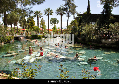 Le sacre piscine di Apollo, Hierapolis, provincia di Denizli, Repubblica di Türkiye Foto Stock