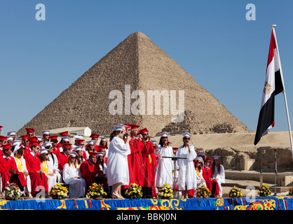 Coro misto a cantare al Cairo American College (CAC) Diploma di scuola superiore presso le piramidi, il Cairo, Egitto Foto Stock