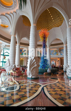 Sculture in vetro, lobby all'entrata, Atlantis Hotel, Palm Jumeirah, Dubai, UAE Foto Stock