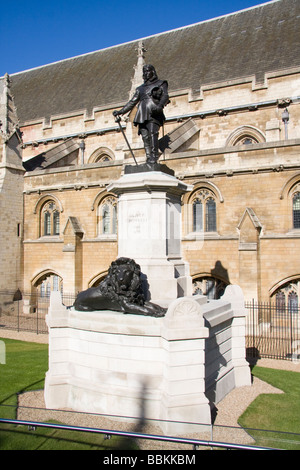 Statua di Oliver Cromwell, le Case del Parlamento Londra Inghilterra Foto Stock