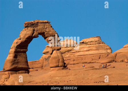 Delicate Arch da arcata inferiore Viewpoint Arches National Park nello Utah Stati Uniti d'America Foto Stock