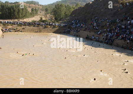 Africa Etiopia Axum Timket cerimonia salto della gioventù in una piscina di acqua santa come parte di una venuta di cerimonia di età 19 Gennaio 2009 Foto Stock