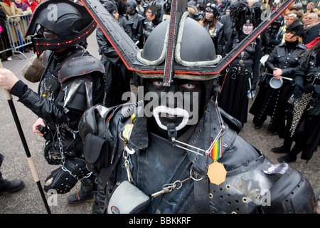 Carnevale a Maastricht Questo festival è diversa e poi in altre parti del Holland come ci sono circa un centinaio di bande suonando live fanfara musica nel centro della città la maggior parte delle celebrazioni che avvengono al di fuori per le strade e le piazze durante i tre giorni di festeggiamenti la gente ballare chat Joke e soprattutto bere un sacco di alcol Foto Stock