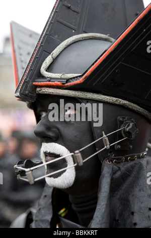 Carnevale a Maastricht Questo festival è diversa e poi in altre parti del Holland come ci sono circa un centinaio di bande suonando live fanfara musica nel centro della città la maggior parte delle celebrazioni che avvengono al di fuori per le strade e le piazze durante i tre giorni di festeggiamenti la gente ballare chat Joke e soprattutto bere un sacco di alcol Foto Stock